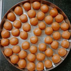 A picture of Besan ladoo.