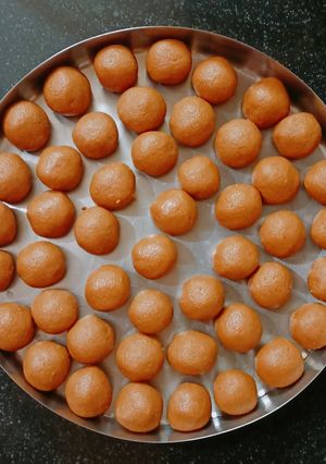 A picture of Besan ladoo.