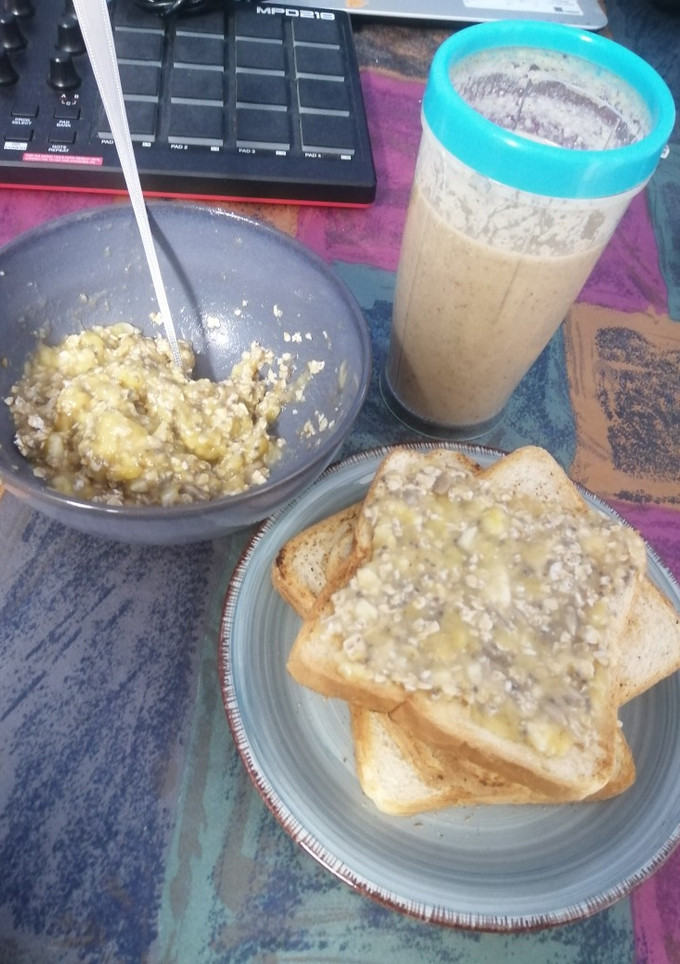 Una foto de Tostadas de plátano y avena