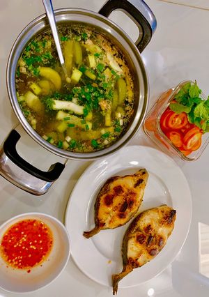 Hình của món Cá bóp chiên, canh bầu tôm.