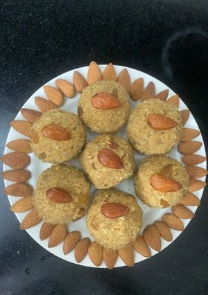 चने की दाल की पंजाबी पिन्नियां (Chane ki dal ki punjabi pinni recipe in Hindi) रेसिपी मुख्य फोटो