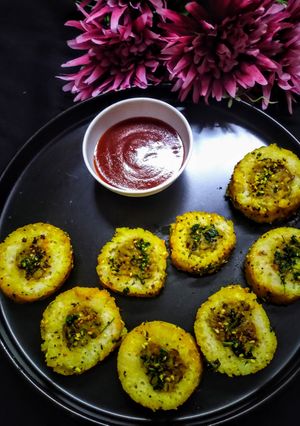 पोटैटो स्टफड रवा डिस्क रेसिपी मुख्य फोटो