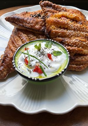 Une photo de 🌶️Feuilleté poivrons 🫑 feta sauce 🍶yaourt grec 🍃🌱