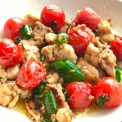 A picture of Garlic chicken with tomatoes.