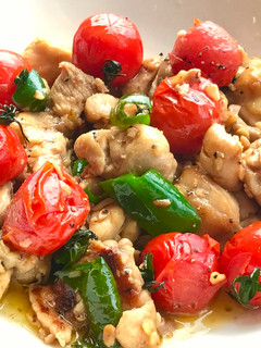 A picture of Garlic chicken with tomatoes.