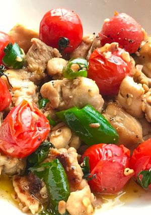 A picture of Garlic chicken with tomatoes.