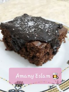 صورة لوصفة كيكة جوز الهند بالشوكولاتة مع صوص شوكولاتة بجوز الهند 🥥🍫