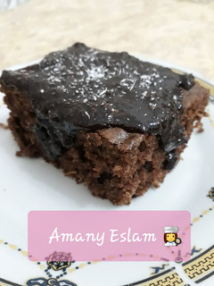 صورة لوصفة كيكة جوز الهند بالشوكولاتة مع صوص شوكولاتة بجوز الهند 🥥🍫