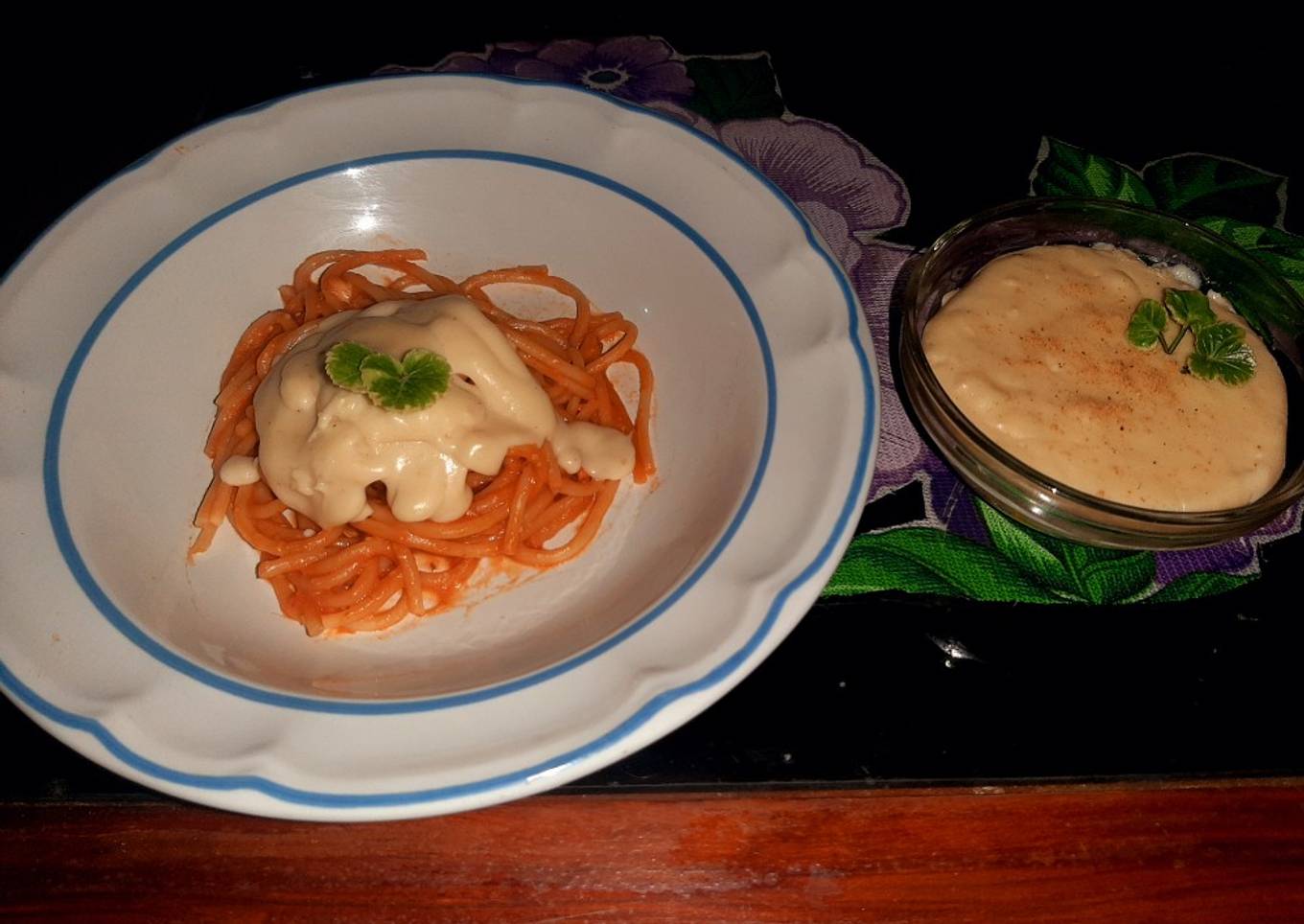 Espagueti rojo con salsa bechamel 馃構