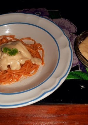 Una foto de Espagueti rojo con salsa bechamel 😋