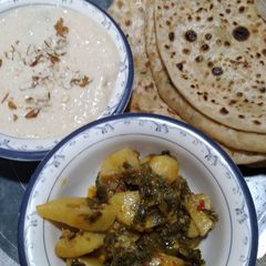 A picture of Tawa daal bhare parathe.