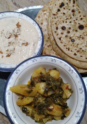A picture of Tawa daal bhare parathe.
