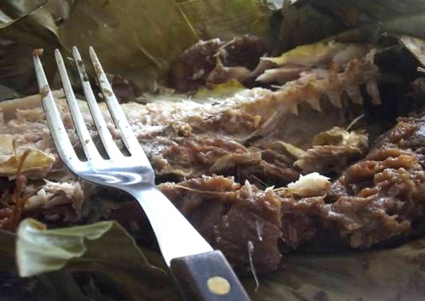 Pescado asado a las brasas en hoja de plátano y xoconostle