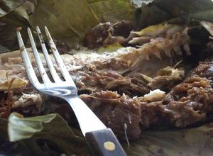 Una foto de Pescado asado a las brasas en hoja de plátano y xoconostle