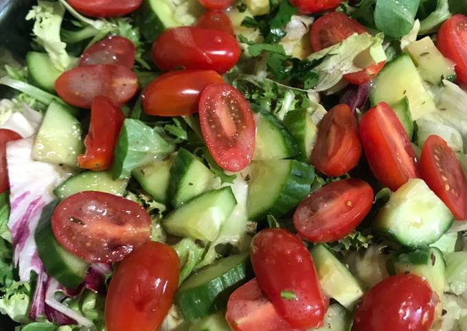 Салат из помидоров черри, огурцов и листьев салата