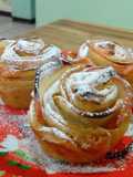 Rositas de hojaldre con manzana queso crema y canela