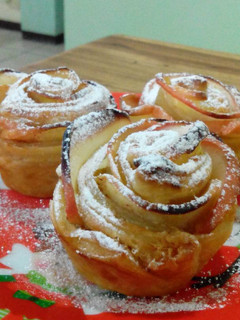 Una foto de Rositas de hojaldre con manzana queso crema y canela