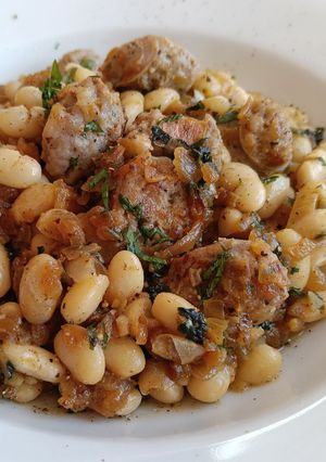 Foto principal de Alubias con butifarra con salsa de parmesano y albahaca