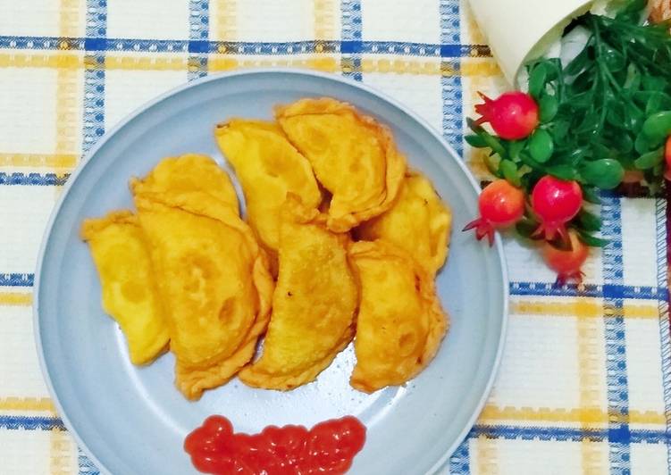 Pastel Goreng Isi Ayam