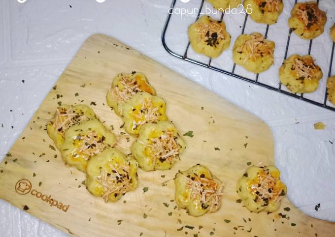 Cara Gampang Menyiapkan Garlic Chesee Cookies, Enak Banget