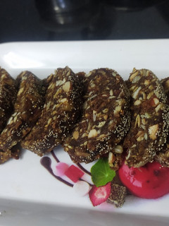 ખજૂર અંજીર રોલ (Khajoor Anjeer Roll Recipe In Gujarati) રેસીપી મુખ્ય ફોટો