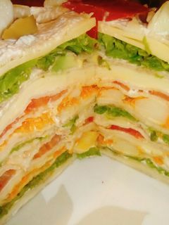 Una foto de Torre de panqueques vegetariana y multicolor 💜👌