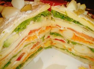 Una foto de Torre de panqueques vegetariana y multicolor 💜👌