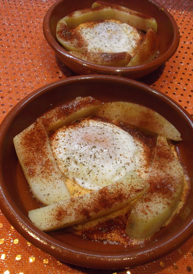 Una foto de Huevo frito con patatas cocidas
