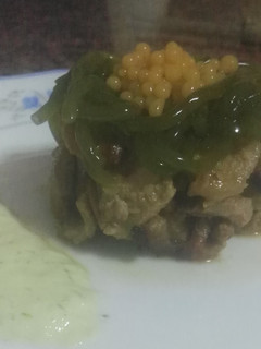 Una foto de Lomo de cerdo al horno en salsa de soja con espaguetis de espinacas, perlas de caviar de tomate y mayonesa ligera de pimienta y perejil