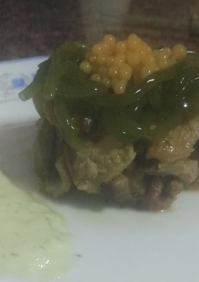 Una foto de Lomo de cerdo al horno en salsa de soja con espaguetis de espinacas, perlas de caviar de tomate y mayonesa ligera de pimienta y perejil