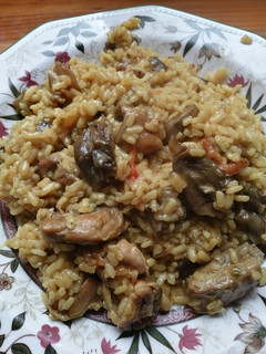 Una foto de Arroz con carne y alcachofas