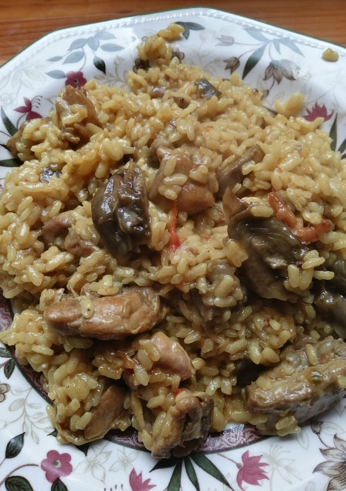 Una foto de Arroz con carne y alcachofas