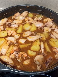 Una foto de Cazuela de chipirones y gambones con patatas