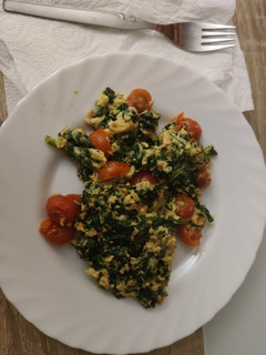 Una foto de Revuelto de espinacas, queso y tomates cherrys