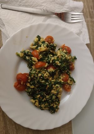 Una foto de Revuelto de espinacas, queso y tomates cherrys