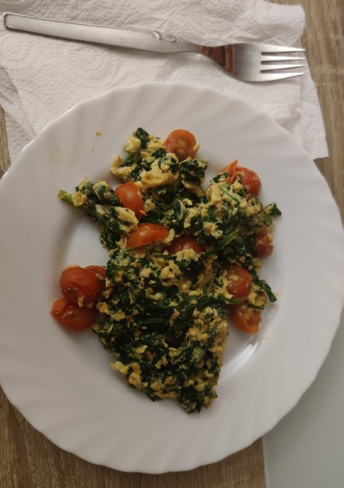 Una foto de Revuelto de espinacas, queso y tomates cherrys