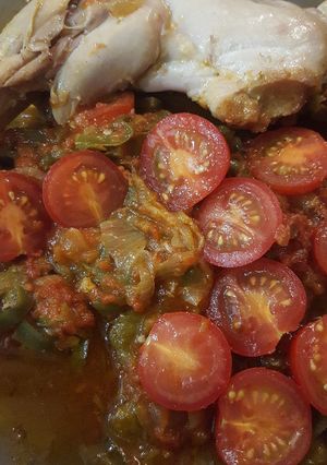Une photo de Poulet basquaise