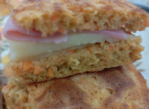 Una foto de Pan de zanahoria y harina de avena en sartén!