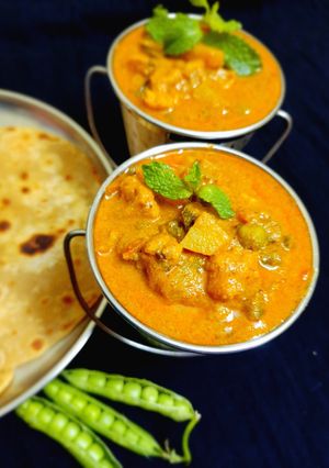 உருளைக்கிழங்கு பட்டாணி குருமா (potato peas kuruma in Tamil) செய்முறை முக்கிய புகைப்படம்