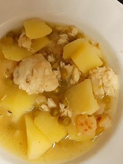 Una foto de Patatas con merluza y gambas