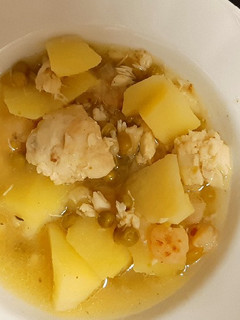 Una foto de Patatas con merluza y gambas
