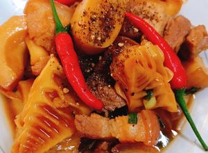 Hình của món Thịt ba chỉ kho măng.