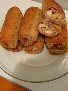 Una foto de Canutillos de pollo con pavo y queso