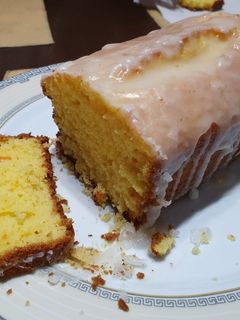 Una foto de Budín de mandarina 🍊 con glaseado de limón🍋