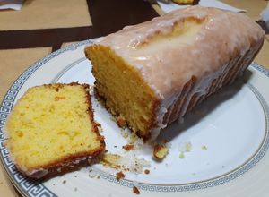 Una foto de Budín de mandarina 🍊 con glaseado de limón🍋