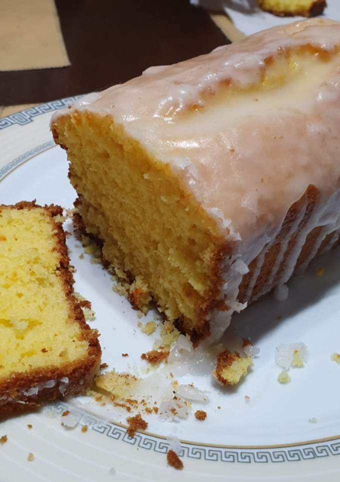 Una foto de Budín de mandarina 🍊 con glaseado de limón🍋
