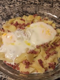 Una foto de Patatas con jamón serrano y huevos cuajados en el microondas