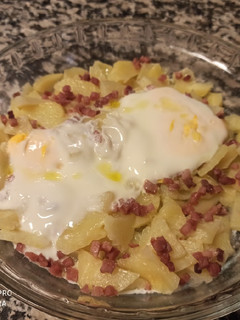 Una foto de Patatas con jamón serrano y huevos cuajados en el microondas