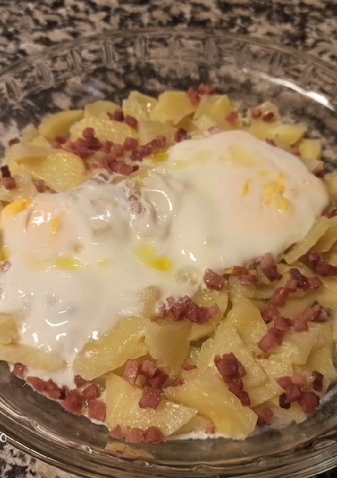 Una foto de Patatas con jamón serrano y huevos cuajados en el microondas