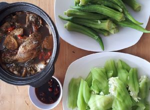 Hình của món Cá kho tộ chấm rau luộc.